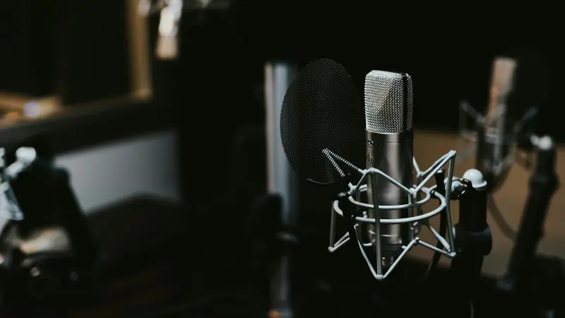 Kondensatormikrofon im Tonstudio